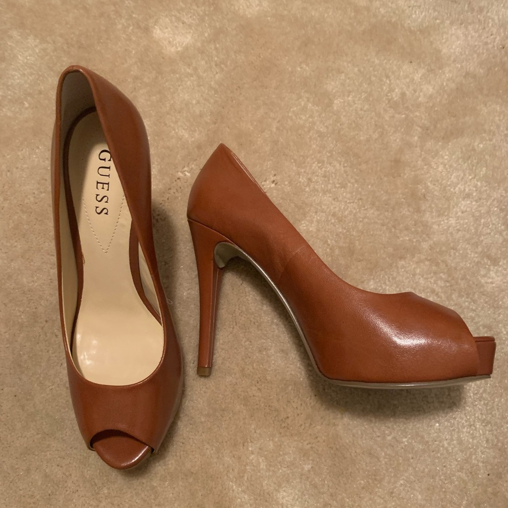 NWOT Guess peep toe heels